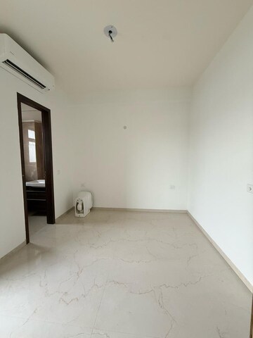 Room in 3.5 BHK Apartment at Smart World Orchard, Sector 61 – for Rent