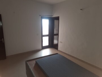 Room in 3.5 BHK Apartment at BPTP Park Grandeura, Sector 82 – for Rent
