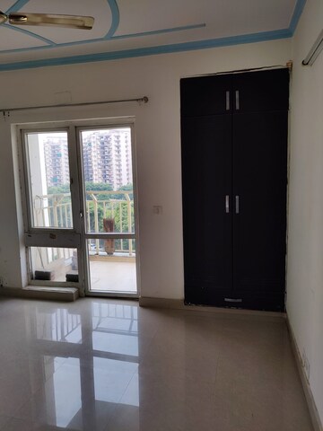 Room in 3.5 BHK Apartment at BPTP Park Grandeura, Sector 82 – for Rent