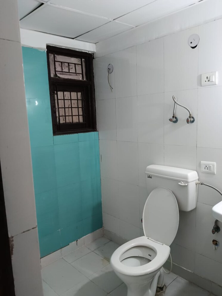 Bathroom, high-end-paradise-ii 3 Bedroom 1275 Sq.Ft. Apartment In Raj Nagar Extension Ghaziabad 8548259