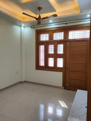 Room in 3 BHK Builder Floor at Shakti Khand iv – for Rent
