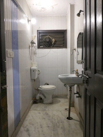 Attached Bathroom in 3 BHK Builder Floor at Shalimar Bagh – for Rent