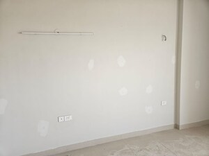 Room in 2 BHK Apartment at Eldeco Live By The Greens, Sector 150 – for Sale