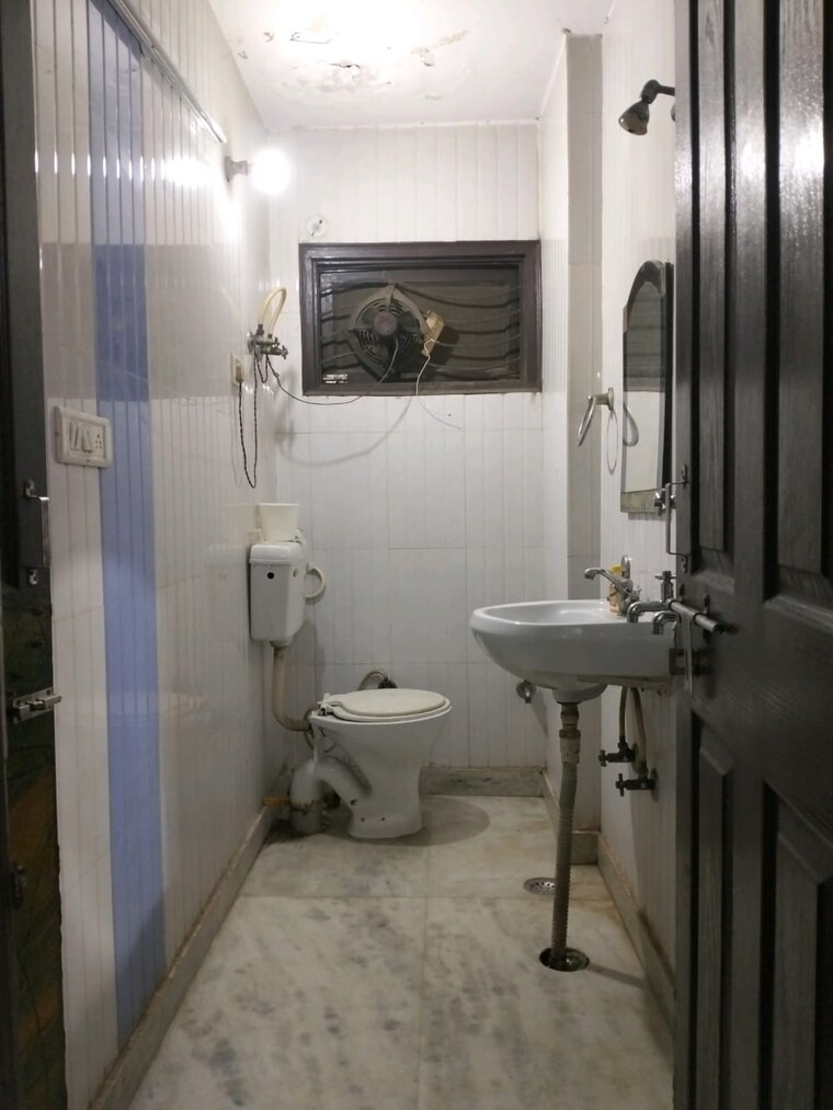 Bathroom, shalimar bagh 3 Bedroom 900 Sq.Ft. Builder Floor In Shalimar Bagh Delhi 8548926