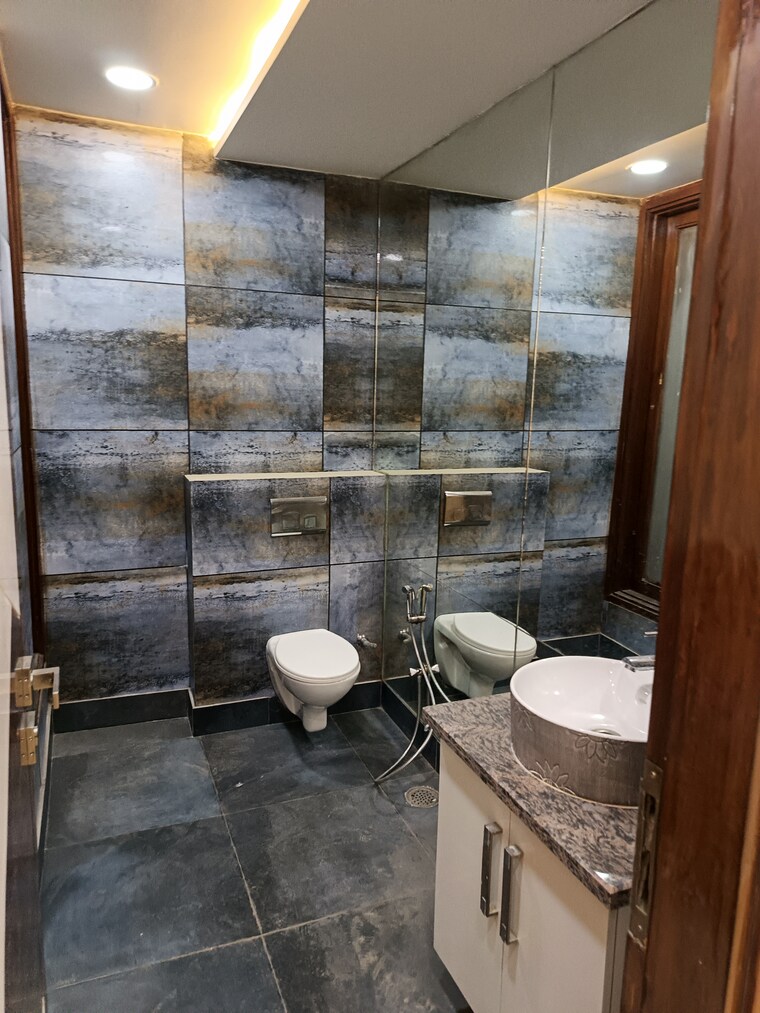 Bathroom, saraswati vihar 3.5 Bedroom 1000 Sq.Ft. Builder Floor In Saraswati Vihar Delhi 8549060