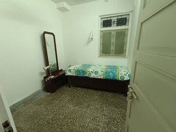 Bedroom in 1.5 BHK Apartment at Santacruz West – for Rent