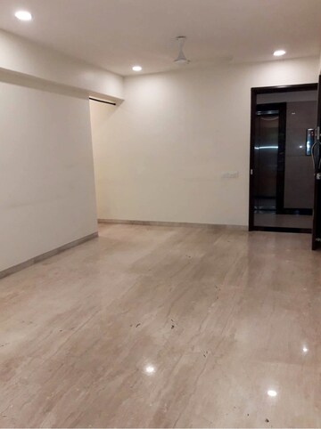 Room in 3 BHK Apartment at Khar West – for Rent