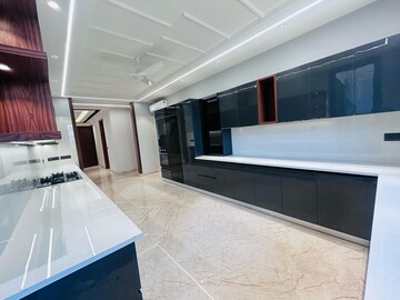Kitchen in 4 BHK Builder Floor at Emaar MGF Metropolis, Dlf Phase ii – for Rent