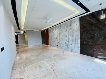 Kitchen in 4 BHK Builder Floor at Emaar MGF Metropolis, Dlf Phase ii – for Rent