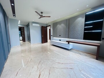 Room in 4 BHK Builder Floor at Emaar MGF Metropolis, Dlf Phase ii – for Rent