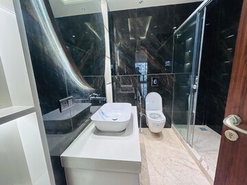 Master Bedroom in 4 BHK Builder Floor at Emaar MGF Metropolis, Dlf Phase ii – for Rent