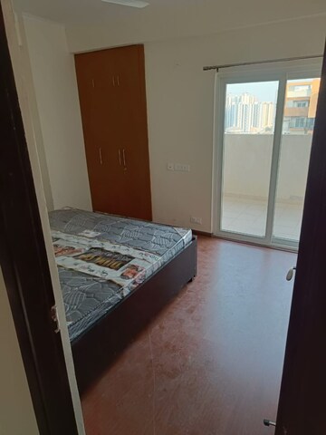 Room in 3 BHK Apartment at Amrapali Centurian Park, Tech Zone 4 Greater Noida – for Rent