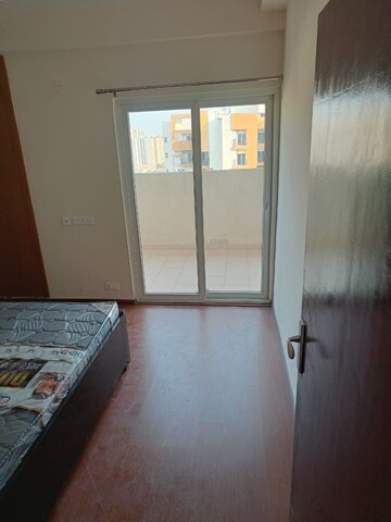 Room in 3 BHK Apartment at Amrapali Centurian Park, Tech Zone 4 Greater Noida – for Rent