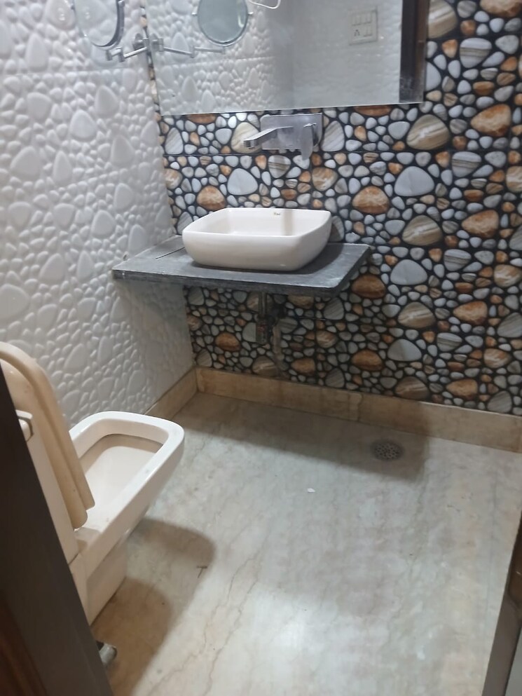 Bathroom, paschim vihar 3 Bedroom 1350 Sq.Ft. Builder Floor In Paschim Vihar Delhi 8549556