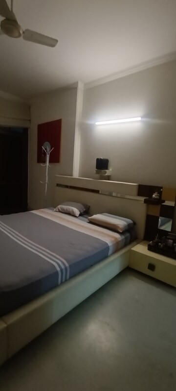 Master Bedroom in 3.5 BHK Builder Floor at Pamposh Enclave – for Rent