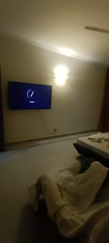 Furnished Amenities in 3.5 BHK Builder Floor at Pamposh Enclave – for Rent