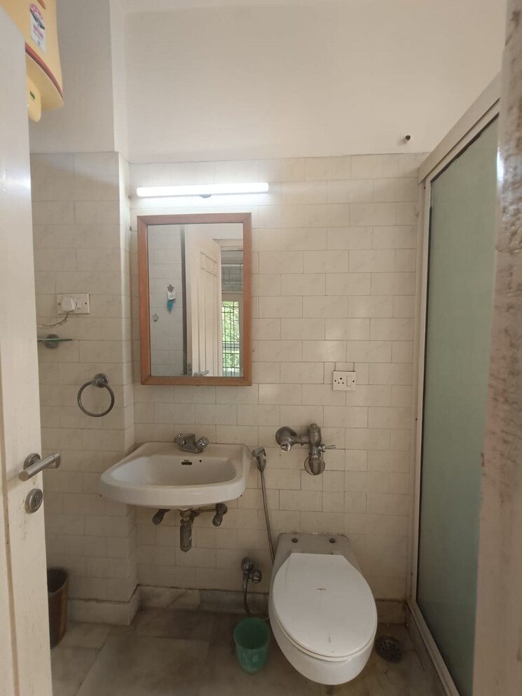 Bathroom, green park 2.5 Bedroom 1300 Sq.Ft. Builder Floor In Green Park Delhi 8549723