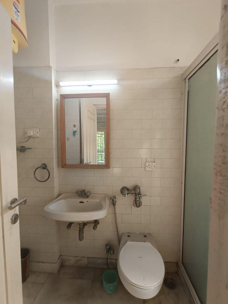 Bathroom, green park 2.5 Bedroom 1300 Sq.Ft. Builder Floor In Green Park Delhi 8549723
