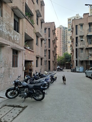 Parking in 1 RK Apartment at Tulip Mall, Sector 46 – for Rent