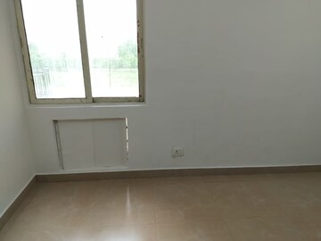 Room in 2 BHK Apartment at Amrapali Dream Valley, Tech Zone 4 Greater Noida – for Rent