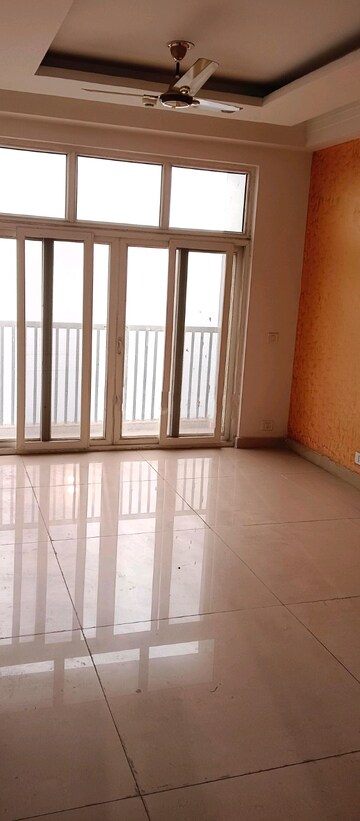 Room in 4 BHK Apartment at Amrapali Platinum, Sector 119 – for Sale