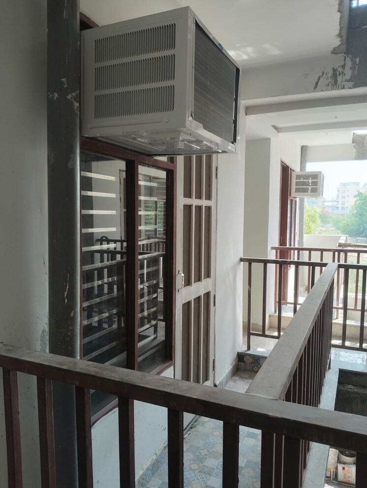 Balcony, sector 67 Pg For Boys & Girls In Sector 67 8551423