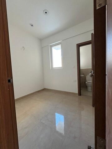 Room in 2.5 BHK Apartment at Sector 10 Greater Noida – for Sale