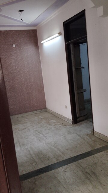 Room in 3.5 BHK Apartment at Rohini Sector 9 – for Rent
