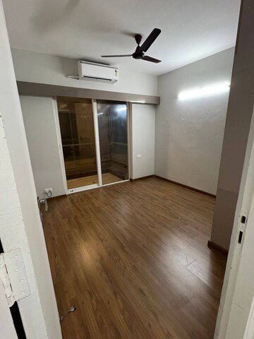 Room in 3 BHK Apartment at Signature Global City, Sector 37d – for Rent