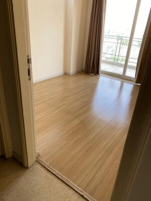 Room in 3 BHK Apartment at DLF The Skycourt, Sector 86 – for Sale