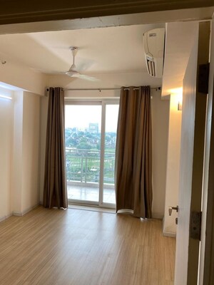 Room in 3 BHK Apartment at DLF The Skycourt, Sector 86 – for Sale