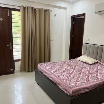 Bedroom in 3.5 BHK Builder Floor at Sector 43 – for Rent