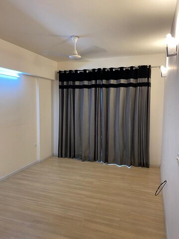 Room in 3 BHK Apartment at DLF The Skycourt, Sector 86 – for Rent