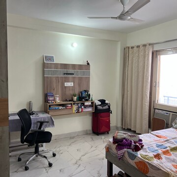 Living Room in 3.5 BHK Builder Floor at Sector 43 – for Rent