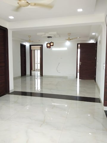 Building Lobby in 3 BHK Builder Floor at DLF City Gurgaon, Sector 27 – for Rent