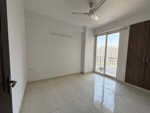 Room in 2.5 BHK Apartment at Hawelia Valenova Park, Tech Zone 4 Greater Noida – for Sale