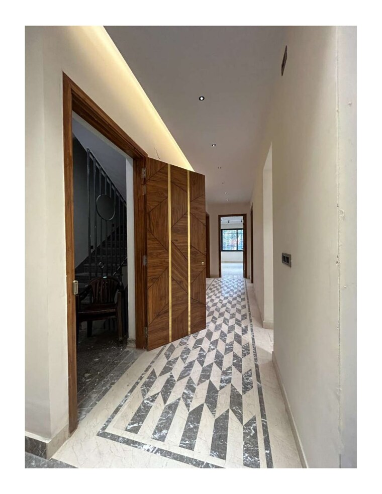 Bedroom, central gurgaon 3 Bedroom 300 Sq.Yd. Builder Floor In Central Gurgaon Gurgaon 8552354