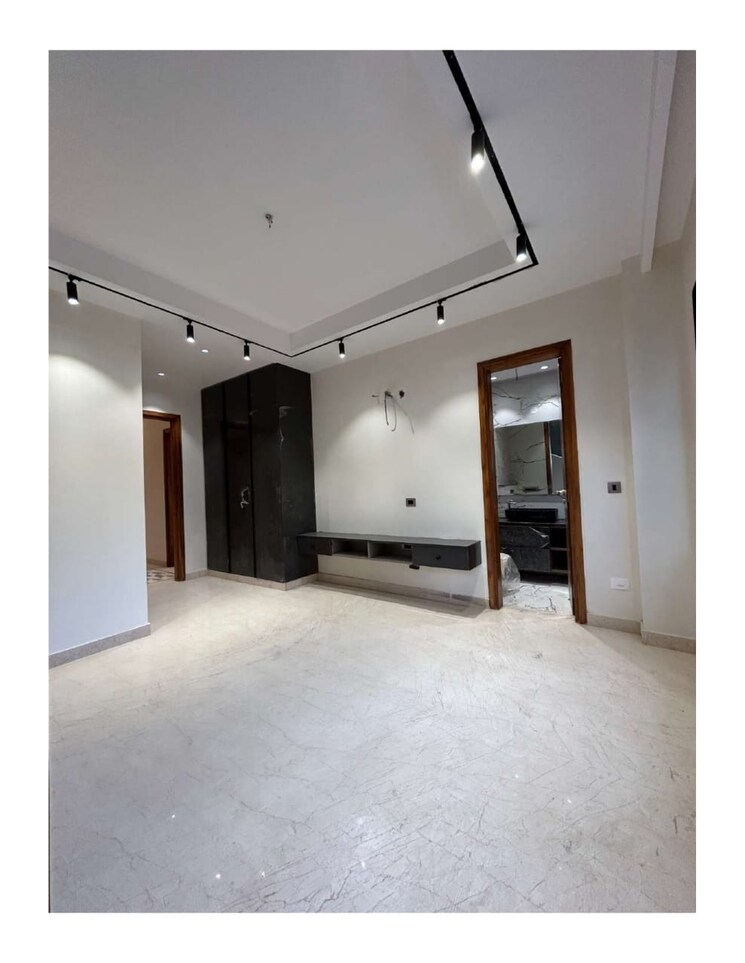 Room, central gurgaon 3 Bedroom 300 Sq.Yd. Builder Floor In Central Gurgaon Gurgaon 8552354