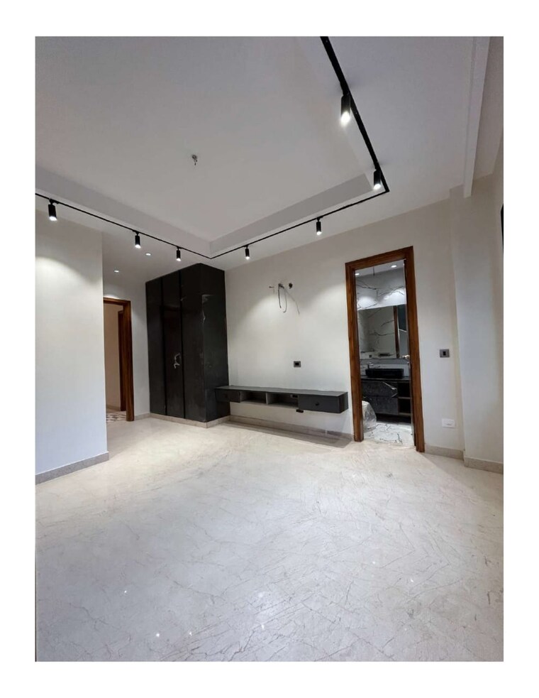 Room, central gurgaon 3 Bedroom 300 Sq.Yd. Builder Floor In Central Gurgaon Gurgaon 8552354