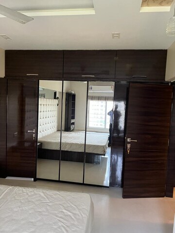 Room in 3 BHK Apartment at Seawoods – for Rent