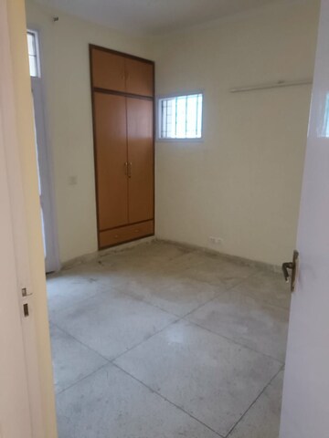 Room in 3 BHK Builder Floor at Sector 52 – for Rent