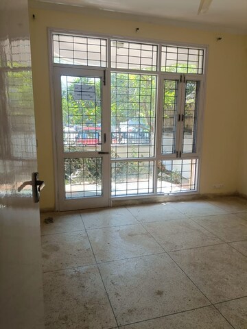 Room in 3 BHK Builder Floor at Sector 52 – for Rent