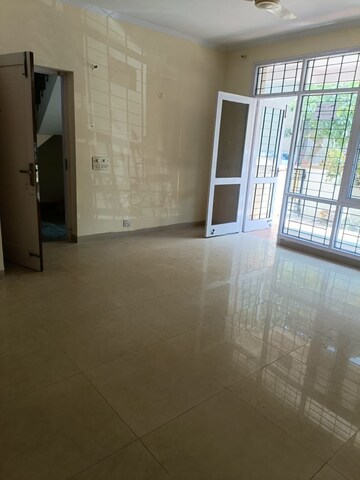 Room in 3 BHK Builder Floor at Sector 52 – for Rent