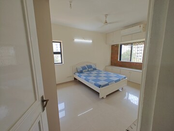 Room in 5 BHK Apartment at Seawoods – for Rent