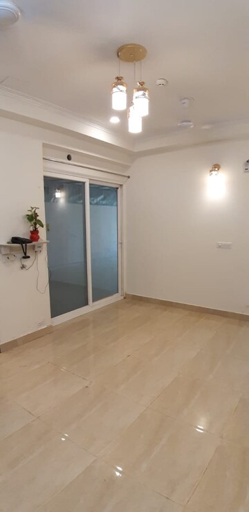 Room in 2 BHK Apartment at Gaur City 7th Avenue, Sector 4, Greater Noida – for Rent