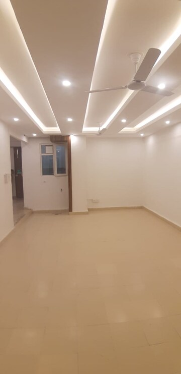Room in 2 BHK Apartment at Gaur City 7th Avenue, Sector 4, Greater Noida – for Rent