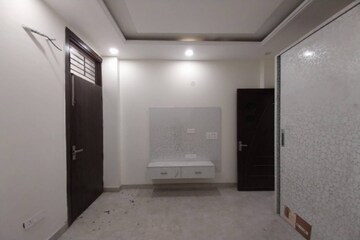 Room in 3 BHK Apartment at Janakpuri – for Sale