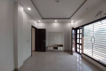 Room in 3 BHK Apartment at Janakpuri – for Sale