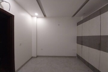 Room in 3 BHK Apartment at Janakpuri – for Sale