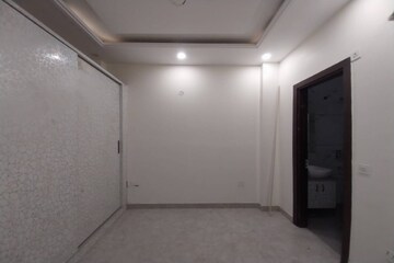 Room in 3 BHK Apartment at Janakpuri – for Sale